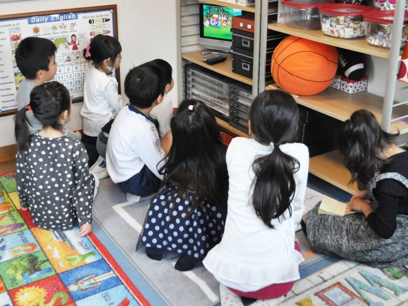２０１７年２月、テレビを見ながら、子供グループレッスンの開始を待っている、生徒ちゃん達の写真