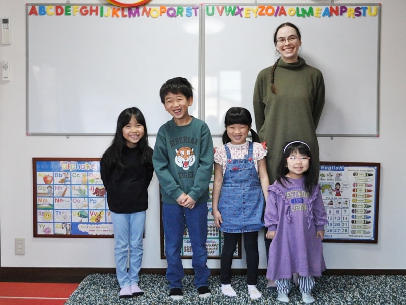 ２０２４年の１月に福岡市西区姪浜の近くにある、Otisの英会話教室の先生が子供グループレッスンの生徒達と一緒に撮った集合写真